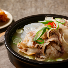 진한 고기국물에 고명 듬~뿍 올라간 국밥과 육전이 맛있는 수원대표 국밥집