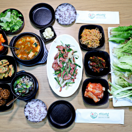 자연 그대로의 유기농 채소들과 고기요리들로 비타민과 단백질 모두 보충 할 수 있는 고기 쌈밥 맛집