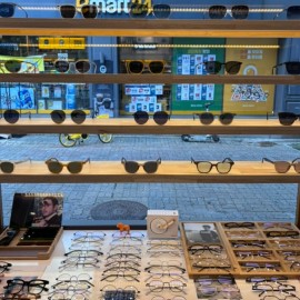 다양한 종류의 안경과 선글라스 브랜드를 보유한 안경원