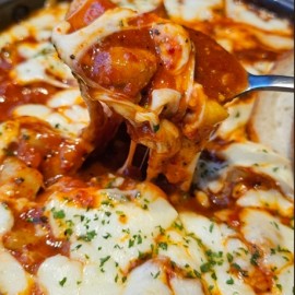 친숙한 메뉴를 퓨전으로 재해석해서 누구나 맛있게 즐길 수 있는 분위기 좋은 술집