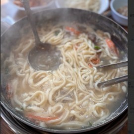 칼국수를 안좋아하는 담당자도 완전 뻑가버린 말도안되는국물! 칼국수맛집