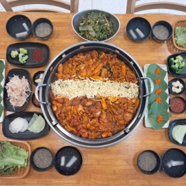 닭고기 본연의 담백한 맛과 양념 소스의 맛있는 조화