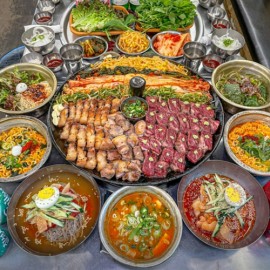 열 보존율이 높은 솥뚜껑 불판에 고기를 올려 온도가 내려가지 않아 맛있게 먹을 수 있는 구로동 고기 맛집