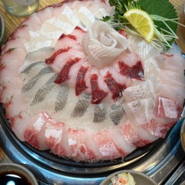 6만원 정도 제철음식을 제공합니다! 신선하고 고퀄리티의 회를 맛보세요!