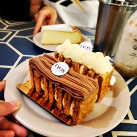 사르르 녹는 부드러움과 풍미가 다른 에끌레어와 케이크를 맛 볼 수 있는 분위기 좋은 카페