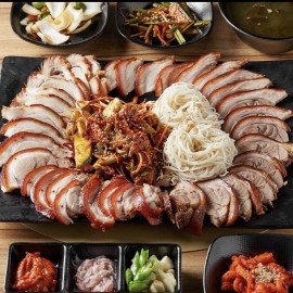 프리미엄 한돈 앞다리살만 고집하며 콜라겐이 가득하여 쫄깃하고 부드러운 맛!