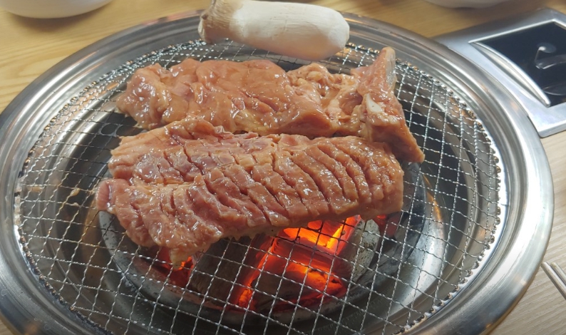 [서울 광진]프리미엄 돼지고기와 최상급 한우구이 전문 고기 맛집 [한강숯불갈비]