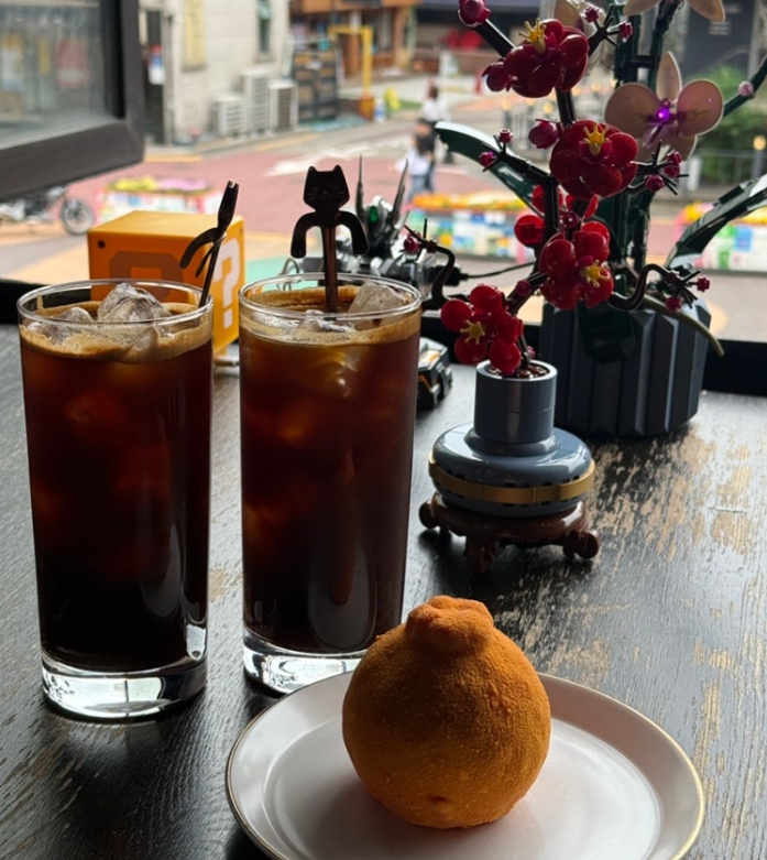 [서울 마포]어디에서도 볼 수 없는 키덜트 갤러리 피규어 카페 [카페공간]