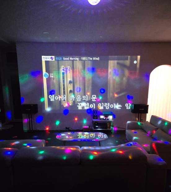 [충북 청주]새로 생겨서 깔끔하고 노래방시설과 바베큐장이 겸비된 파티룸! [모던코지 청주봉