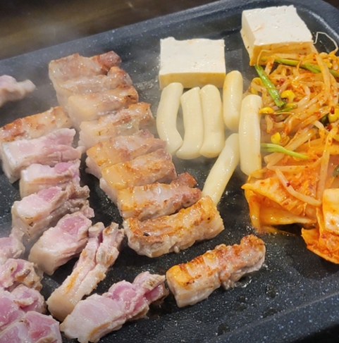 [경기 군포 ]숙성부터 차이나는 흑돼지맛집 식감자체가 야들하고 육즙가득 [한우앤흑돼지 아름