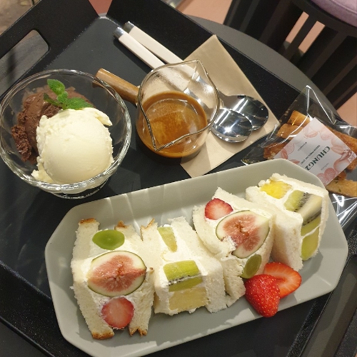 [서울 마포]스페셜한 커피와 더불어 프레쉬한 생과일을 이용한 음료 및 디저트로 시각과 미각