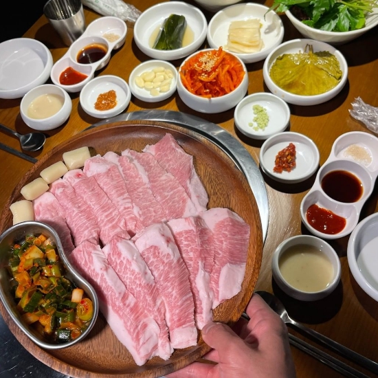 [대구 남구]마블링이 살아있는 돼지고기! 입에서 살살 녹는 부드럽고 고소한 돼지고기 맛집 