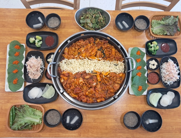 [경기 연천]닭고기 본연의 담백한 맛과 양념 소스의 맛있는 조화[깻잎닭갈비]
