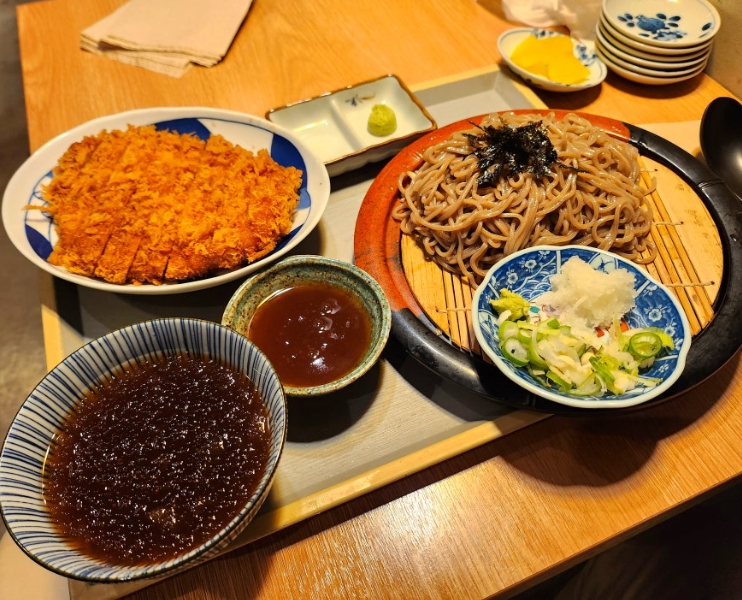 [서울 강남]두툼하고 바삭한 돈까스와 냉모밀 맛집  [요기야]