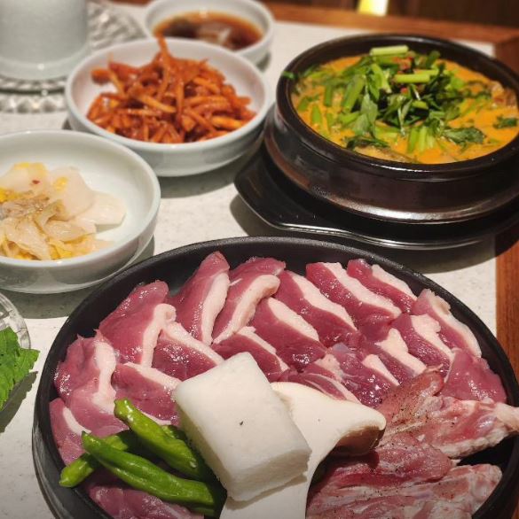 [서울 마포]데이트하기 좋은 분위기에 요리의 진심을 담아만드는 오리고기요리 전문점! [오리