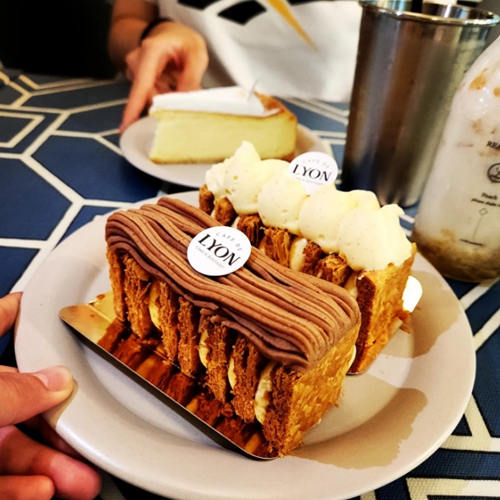 [경기 부천 ]사르르 녹는 부드러움과 풍미가 다른 에끌레어와 케이크를 맛 볼 수 있는 분위