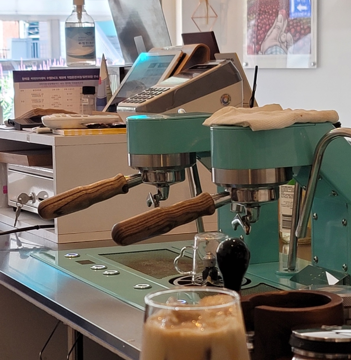 [인천 중구]국제커피 감별사가 직접로스팅한 카페 [ROASTING FOR A WHILE]